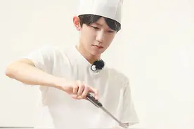 《青春旅社》王源学做红烧鲫鱼孝顺父母引称赞图片