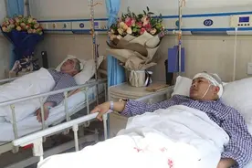 嫌疑人挥舞剁肉刀冲向俩孩童 郑州俩民警飞扑夺刀图片