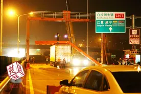 超高货车撞断限高架被卡，交警奋战2小时将其“释放”图片