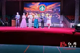 邵阳市一中举行第十三届校园文化艺术节闭幕式暨“刘卫”奖学金、“剑锋”助学金颁奖典礼图片