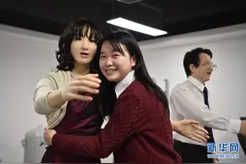 情感机器人：有一颗懂你的“心”图片
