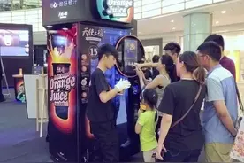 上海一无人橙汁机被指果汁有黑渣，市食药监已约谈公司图片