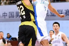 小丁砍26分布鲁克斯30分 山东胜江苏赢榜首大战图片