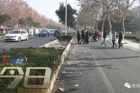 廊桥水岸三个门口一个也走不了 居民出车要逆行图片