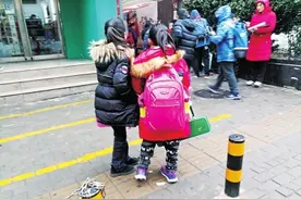 体重60斤背的书包20多斤！郑州小学生为啥带这么多书？图片