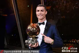C罗荣膺2017年金球奖 五度夺魁平梅西纪录图片
