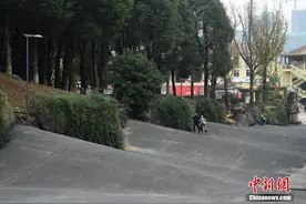 “波浪路”上行走、驾驶啥感觉？图片