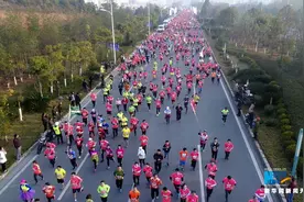 律动中国｜航拍江西仙女湖国际马拉松 “为爱奔跑”图片