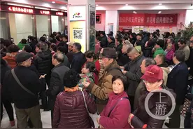 提醒：城市一卡通办理网点在排长队 亲们莫去扎堆了图片