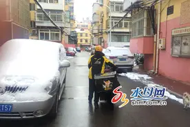 烟台外卖骑手三次扛箱爬31楼 眼睁睁看着同行雪地转圈图片