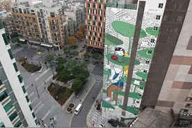 上海出现了亚洲最高的一幅墙绘，主角是两个娃娃图片