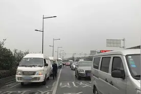 快速内环下周一监控抓拍违禁货车图片