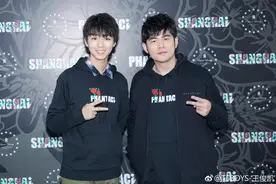 王俊凯与偶像周杰伦穿同款比剪刀手图片