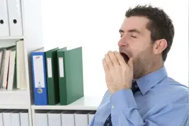 办公室里易犯困怎么办，上班族提神的小技巧图片