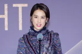 黄圣依碎花长裙优雅亮相 获年度最佳全能艺人图片