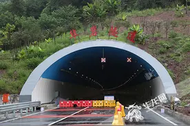 华岩隧道明天将正式通车 洞内顶部绘有蓝天白云文艺爆棚图片