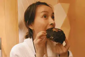 吴昕晒素颜照不顾体重大吃 发际线严重后移图片