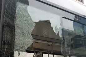 网传成都一公交车遇修路抖碎窗玻璃 专家称或因内外温差大引起图片