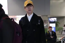 魏大勋现身上海机场 黄色棒球帽鲜艳抢镜图片