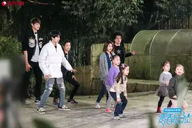 王源李小璐活力满满跳魔性解压舞，甜蜜轰炸“俘获”人心图片