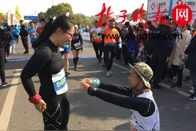 视频|好浪漫！盐城民警“镇马”终点向女友求婚成功图片