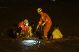 又双叒叕陷泥潭 遂宁三女子深夜被困涪江河床图片