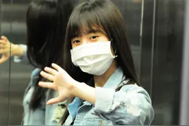 四千年美女素颜清纯！鞠婧祎口罩遮面 遭粉丝围挥手道别秀亲和图片