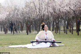 景区迎来“芈月”游园赏花，与“秦王”搂搂抱抱秀恩爱图片