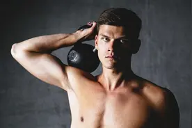 长期使用哑铃锻炼好处多多图片