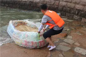 男生塑料瓶造船渡胶州湾引围观图片