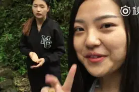 悲剧！游客边喂食边拍摄，峨眉山猴子4秒抢走手机图片