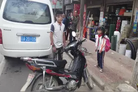 13岁男孩无证骑摩托接送妹妹上学图片
