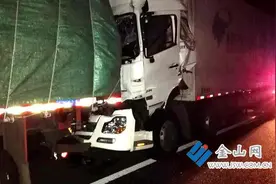 货车追尾挂车，被挂车拖行10公里图片