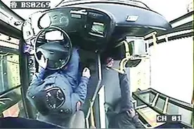 中年男坐公交投游戏币被识破 猛踹票胆箱图片