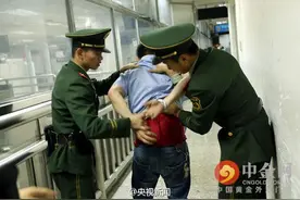 藏金砖闯关被查 海关提醒:携带黄金超过50克应申报图片