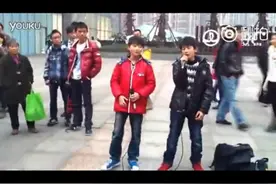 王俊凯王源街头唱歌视频走红 TFBOYS成名前经历曝光图片