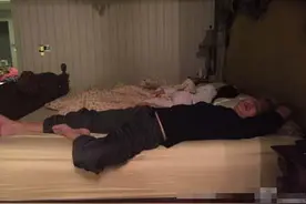 刘亦菲张嘴卡腿依偎呆萌 揭明星睡相千奇百态！图片