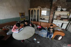 女主外男主内 山西"留守男人"拄拐杖撑起一个家（图)图片