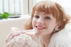 彩妆| 打开6位樱花妹的化妆包 揭秘最热门妆品图片