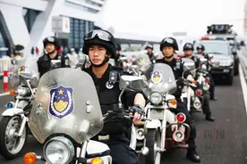 啥情况？一群持枪特警冲进宁波地铁站图片