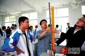 扑克牌搭建“通天塔”图片