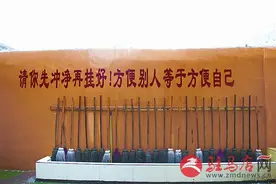 拖把摆放整齐彰显好习惯图片