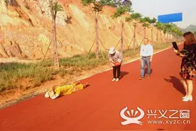 五台山苦行僧朝拜至黔西南 三步一叩首践行初愿图片