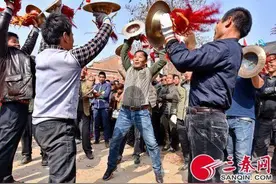 周至十八会 炮响人多锣鼓震天图片