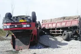 满载石子重车侧翻 所幸无人员伤亡图片