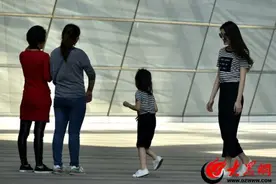 29度！街拍济南美女高调入夏图片