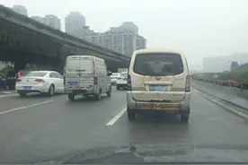 市民纷纷举报交通违法行为 警方对线索进行筛选图片