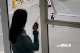 理工大美女变身技术宅 复古玩起无线电图片