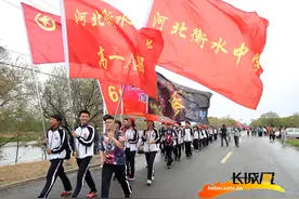 衡水中学举行80华里远足 学子团结互助一路高歌图片