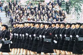 跨个小皮包：日本自卫队女兵啥样图片